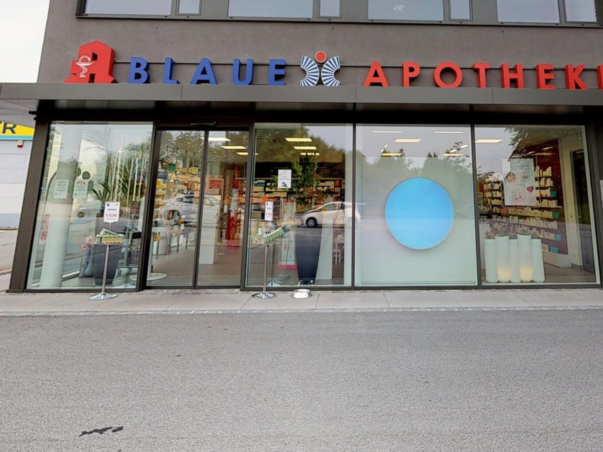 Eingang der Blauen Apotheke in der Alten Straße, Passau